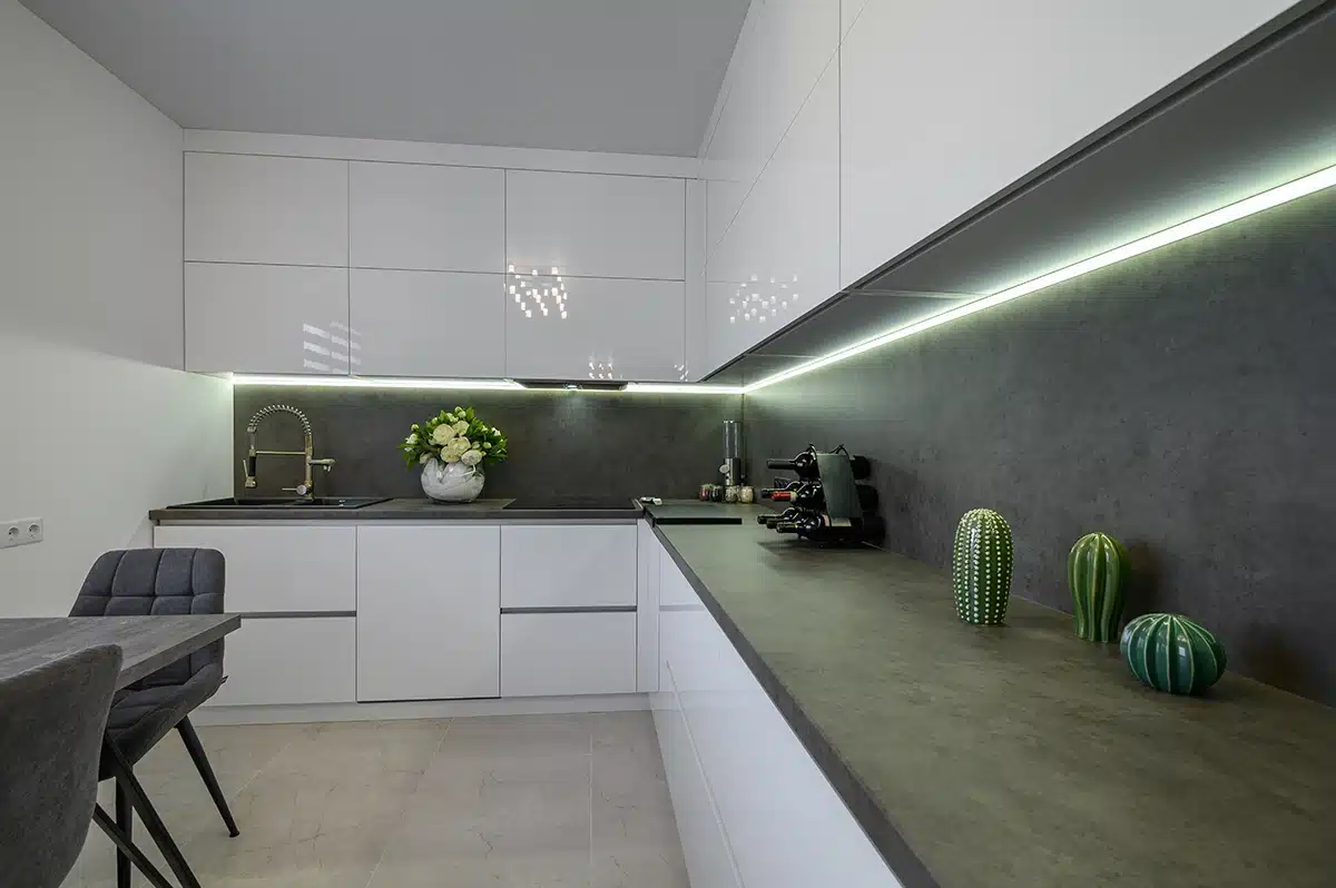 Modern Kitchen with Solid Surface Countertop