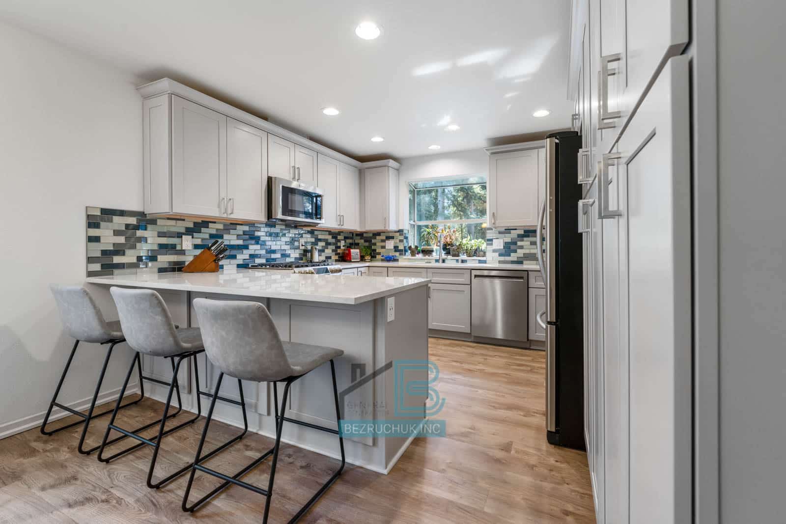 beautiful peninsula with extra seating in the kitchen