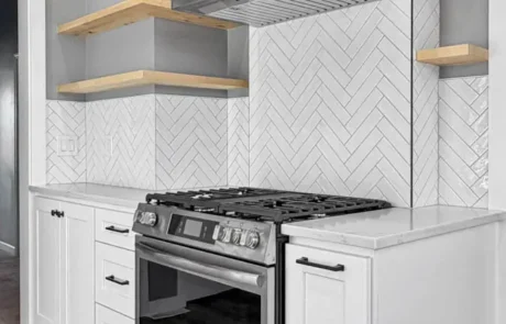 Kitchen Remodel Edgewood WA – Range and Custom Hood Kitchen remodel Edgewood WA with stainless steel range and tile backsplash