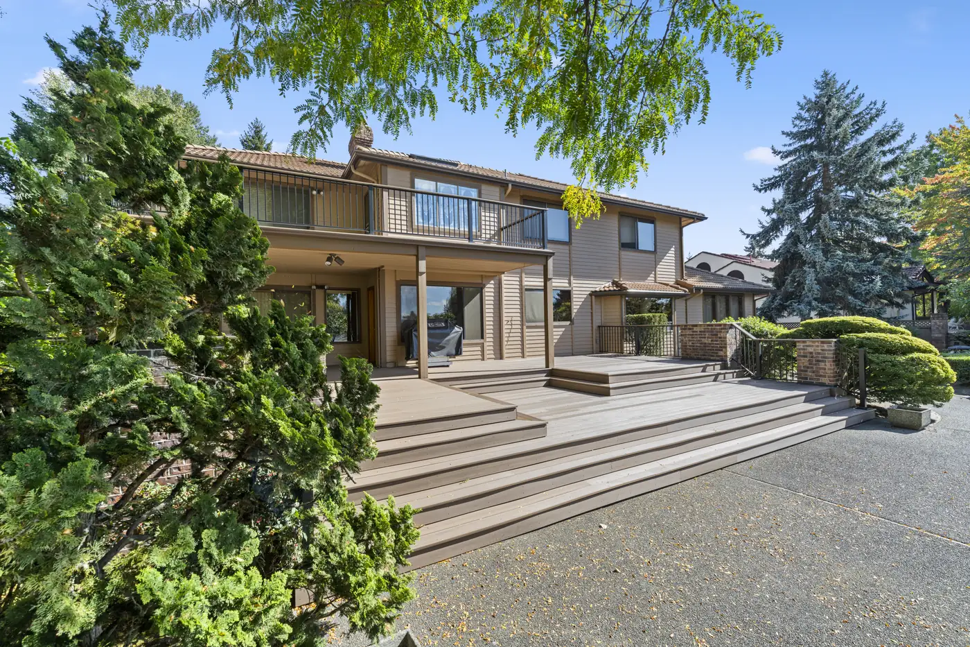 - project image Side view of the finished Edgewood deck and broad steps.